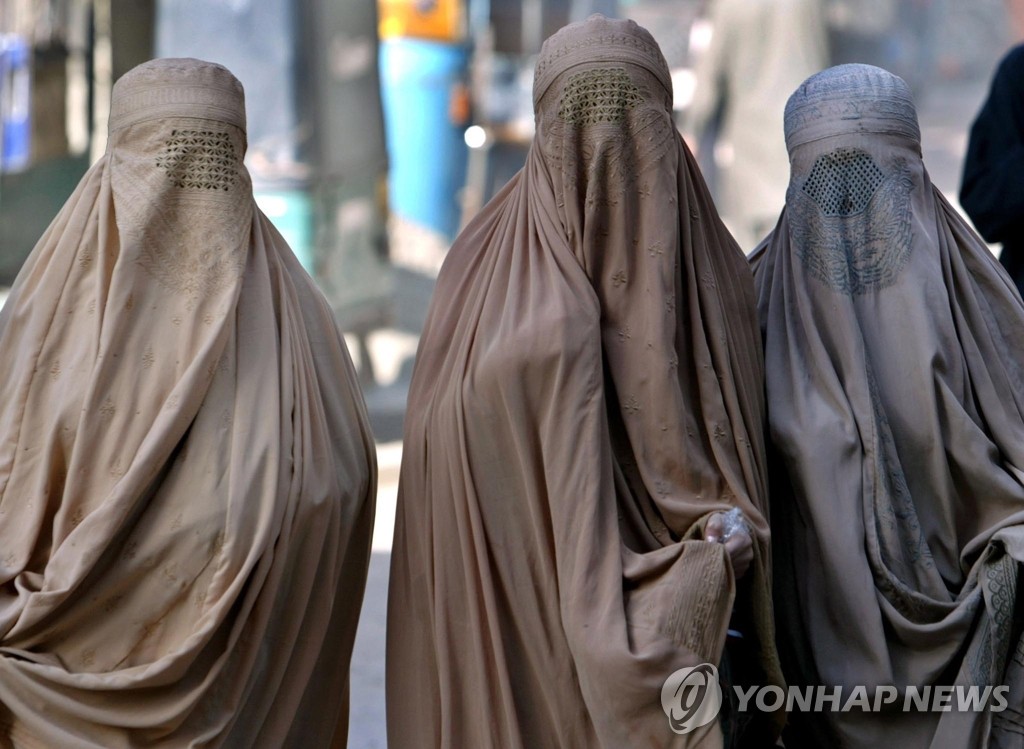부르카를 착용한 여성들 (EPA=연합뉴스 자료사진)