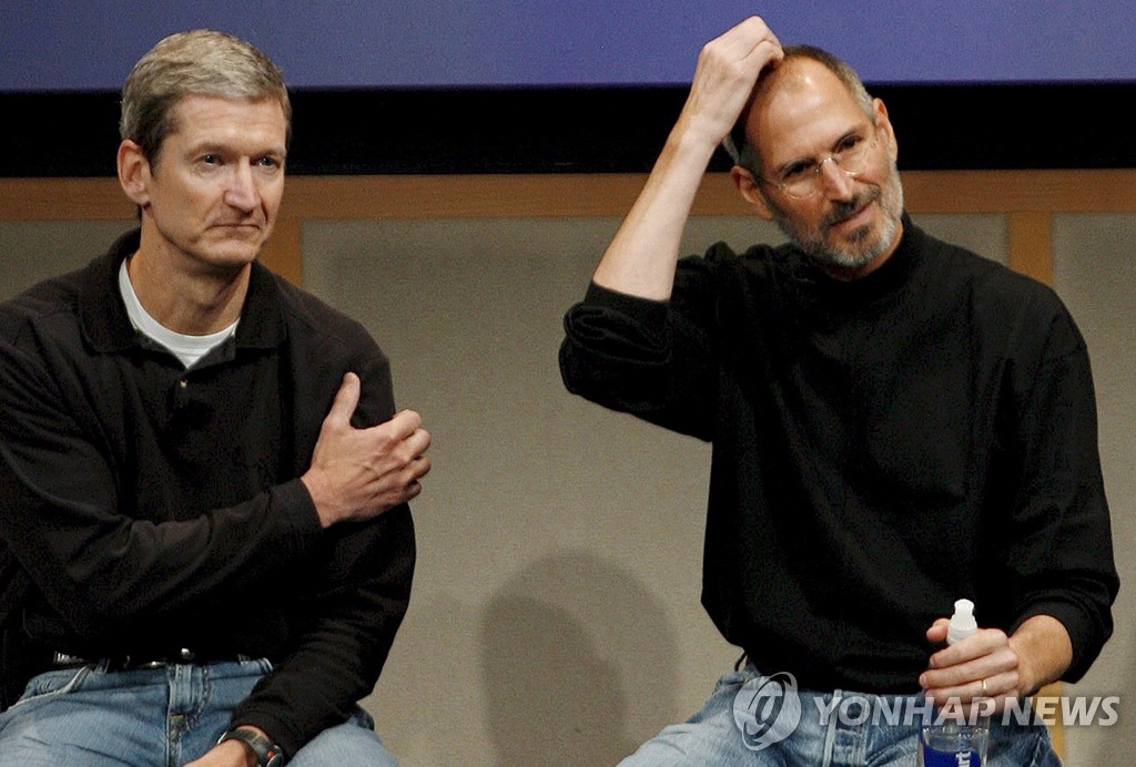 2007년 8월 미국 캘리포니아주 애플 본사에서 촬영된 스티브 잡스(오른쪽)와 팀 쿡 (EPA=연합뉴스 자료사진)