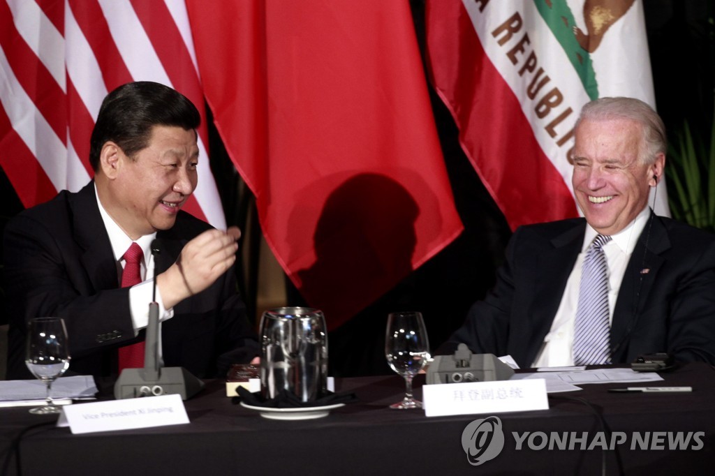 2012년 시진핑 당시 중국 국가부주석이 미국 캘리포니아주 로스앤젤레스를 방문해 조 바이든 당시 미국 부통령과 회담하고 있다.