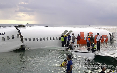 2013년 4월 13일 인도네시아 발리 국제공항 활주로 인근 바다에 추락한 라이온에어 소속 보잉 737 항공편의 잔해 주변에서 구조작업이 진행되고 있다.[EPA=연합뉴스자료사진]