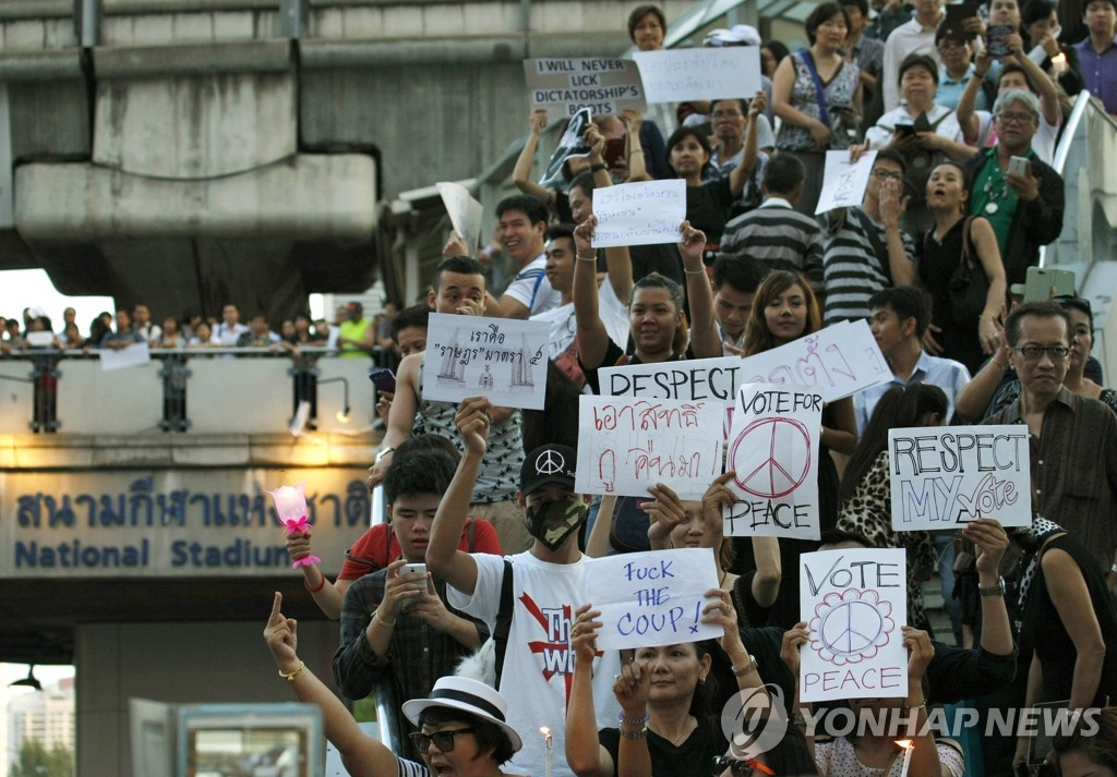방콕 시민들이 지난 5월 군부 쿠데타에 반대하는 시위를 벌이고 있다(EPA=연합뉴스, 자료사진)
