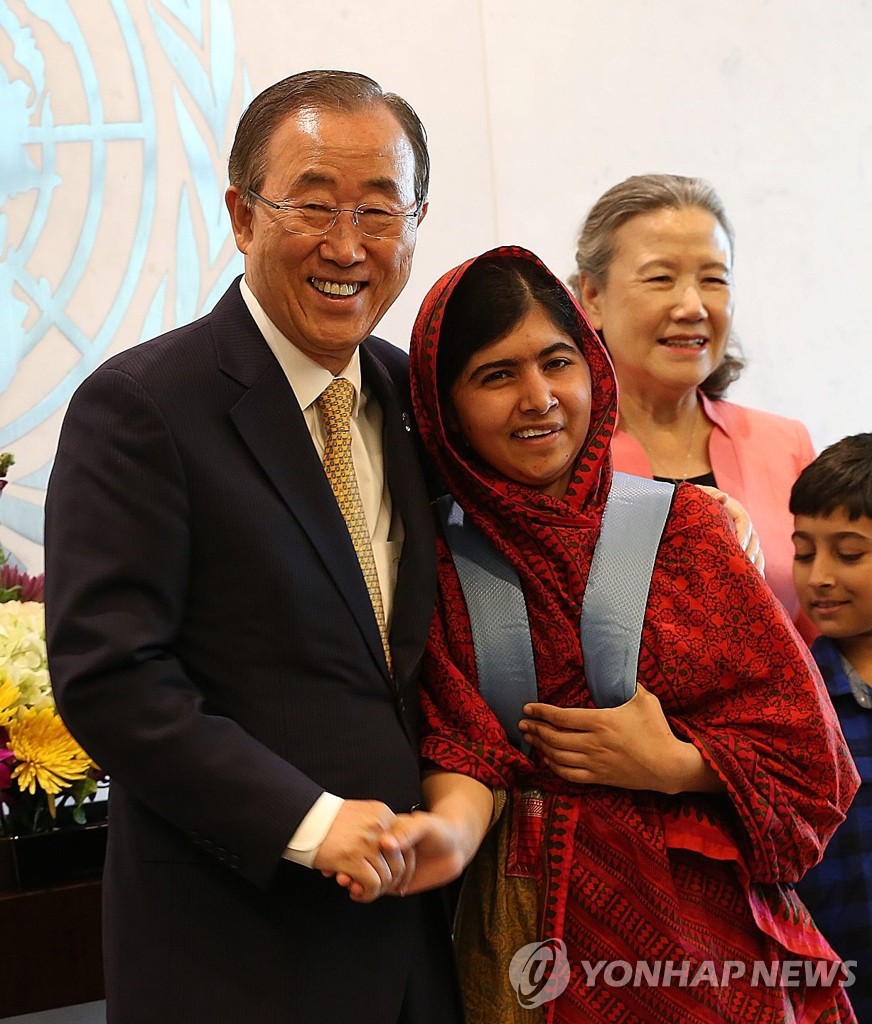 지난 8월 18일(현지시간) 미국 뉴욕 유엔본부에서 말랄라 유사프자이(오른쪽)가 반기문 유엔 사무총장과 만나 웃고 있다. (EPA=연합뉴스 DB)