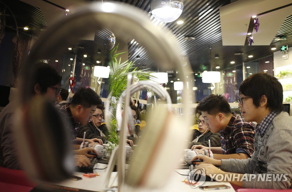베이징의 인터넷 카페에서 컴퓨터를 쓰는 사람들 [EPA=연합뉴스 자료사진]