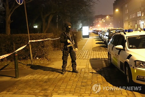 한 무장 경찰관이 총격사건 현장 인근에서 경계를 서고 있다. (EPA=연합뉴스)