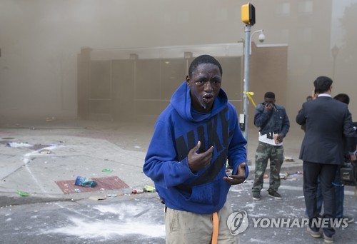 미국 볼티모어 흑인용의자 장례식 후 대규모 폭동