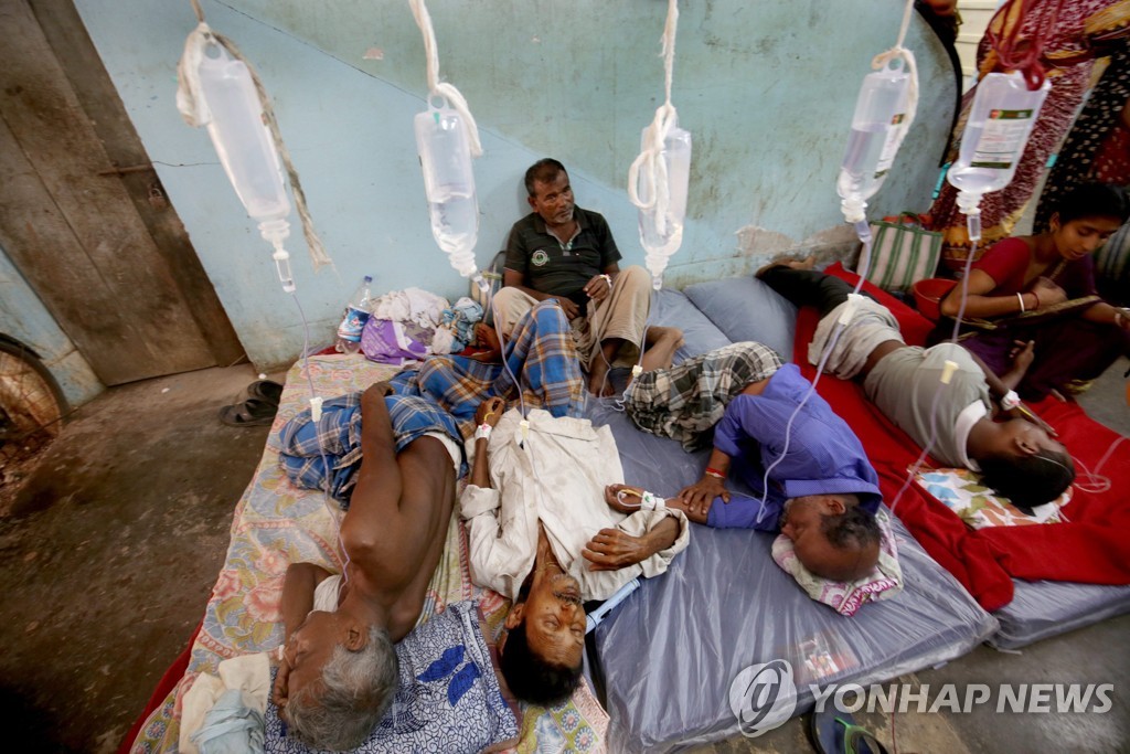 밀주를 마신 뒤 치료를 받고 있는 인도 주민들(자료사진)
