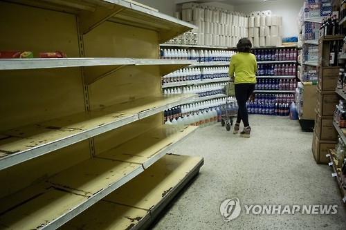 진열대가 텅텅 빈 베네수엘라 카라카스의 한 슈퍼마켓.