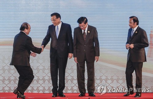 (EPA=연합뉴스) 응우옌 쑤언 푹(사진 왼) 베트남 총리가 지난 7일 라오스에서 열린 중·아세안 정상회의에 참석해 리커창(왼쪽 두번째) 중국 총리와 악수하고 있다.
