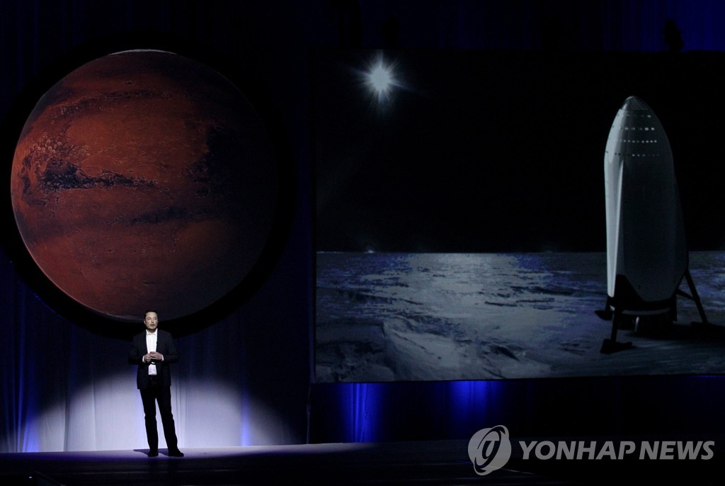 화성 탐사 구상을 밝히는 일론 머스크
