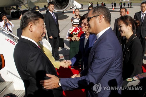 공항에 직접 시진핑 중국 국가 주석을 마중 나온 라파엘 코레아 에콰도르 대통령 (EPA=연합뉴스)