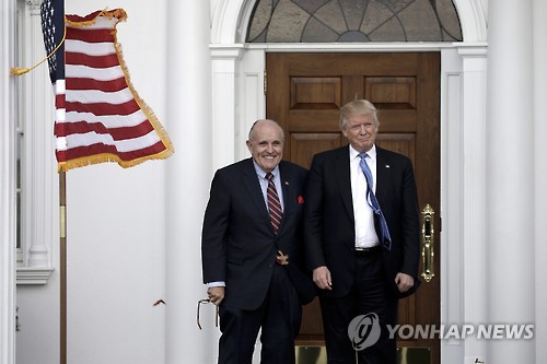 트럼프(오른쪽), 국무장관 후보 줄리아니 만나다