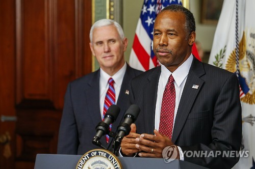 벤 카슨 美주택도시개발부 장관(오른쪽) 취임