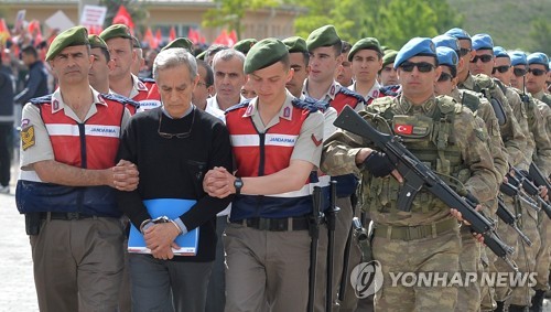 법정에 출석하는 '최고위' 쿠데타 가담자 아큰 외즈튀르크 전 공군사령관