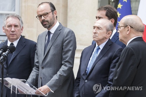 프랑스 내각(왼쪽에서 두번째가 에두아르 필리프 총리)