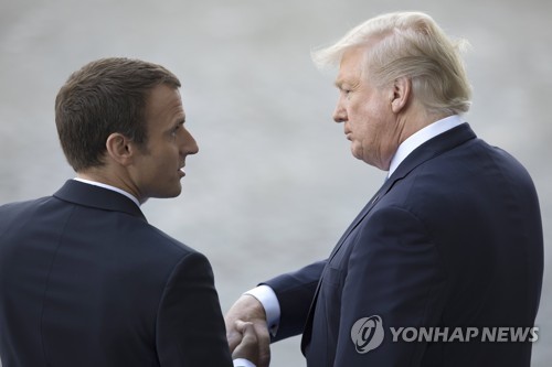 악수하는 도널드 트럼프 미 대통령(오른쪽)과 에마뉘엘 마크롱 프랑스 대통령