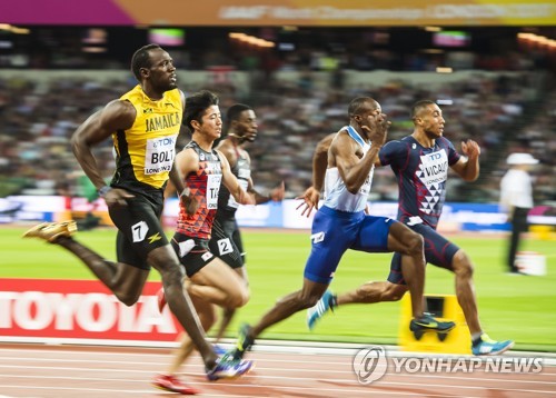 볼트, 여유 있는 100m 예선