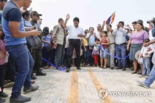 바네가스 교량 개통식에 참석한 에보 모랄레스 볼리비아 대통령(가운데) [EPA=연합뉴스]