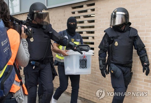 투표함 압수하는 스페인 경찰