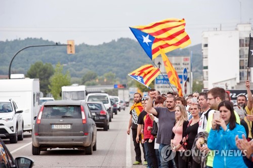 카탈루냐기 에스텔라다를 흔드는 시민들 