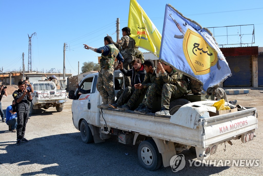 2017년 10월 시리아 락까에서 이슬람국가(IS) 격퇴전에 참여한 시리아 쿠르드 군대의 모습.
