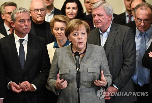 연정 협상 뒤 연설하는 앙겔라 메르켈(가운데) 독일 총리