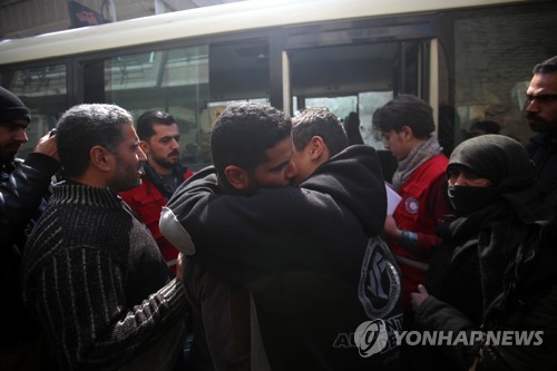 "형제여, 꼭 다시 만나자"…'포위' 동구타 주민 대규모 대피 시작