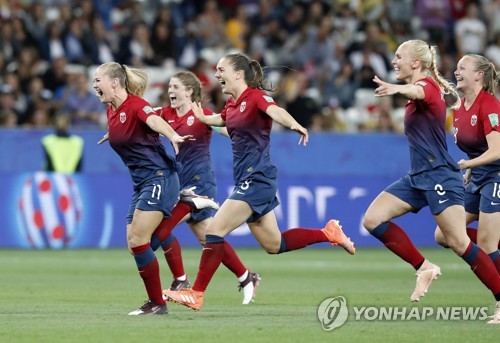 승부차기 승리를 기뻐하는 노르웨이 여자대표팀 선수들