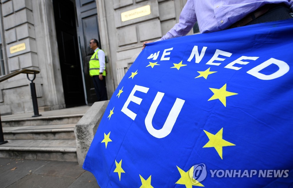2019년 8월 6일 영국 런던 시내 국무조정실 앞에서 친유럽연합(EU) 활동가가 영국의 EU 탈퇴에 반대하는 시위를 벌이고 있다. [EPA=연합뉴스자료사진]