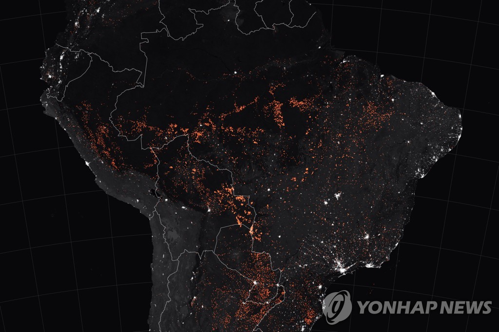 아마존 산불 발생 현황을 보여주는 NASA 지도. 주황색이 산불 발생 지역.
