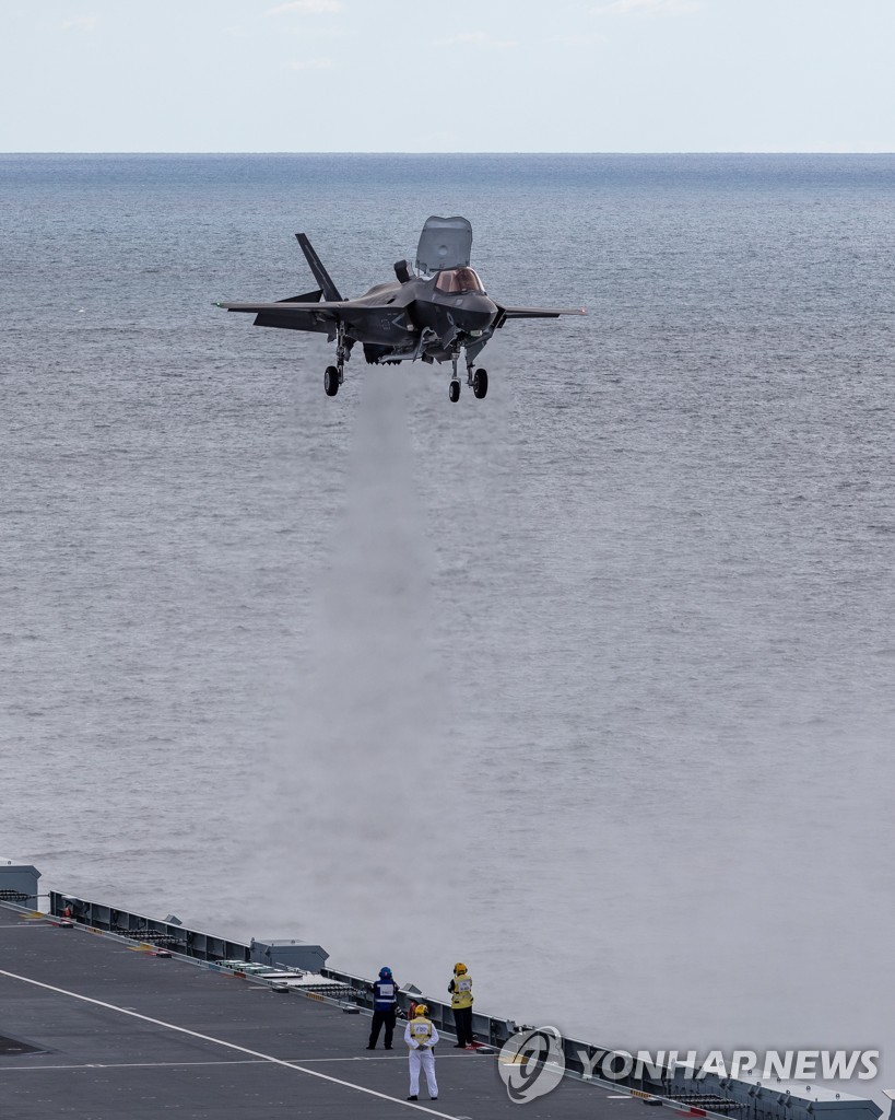 USA BRITAIN FIRST JETS LAND ONBOARD HMS QUEEN ELIZABETH
