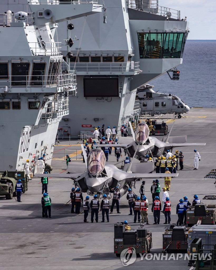 USA BRITAIN FIRST JETS LAND ONBOARD HMS QUEEN ELIZABETH