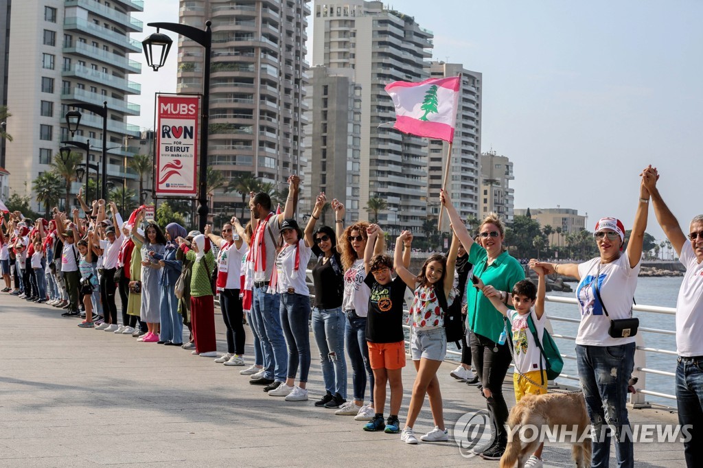 27일(현지시간) 레바논 반정부 시위자들이 국토를 남북으로 가로지르는 170km 길이의 인간 띠를 만들었다.