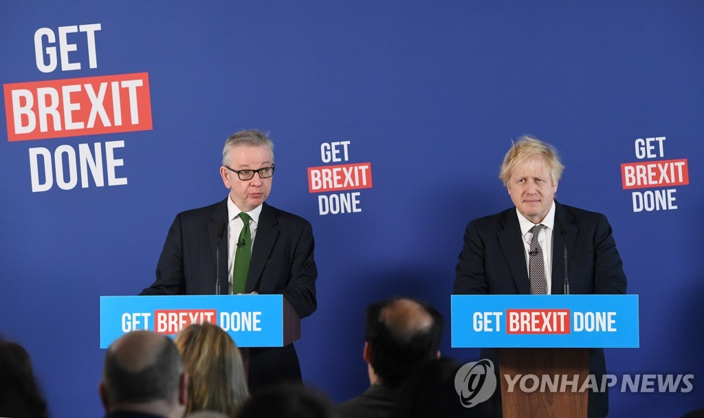 작년 11월 기자회견에서 '브렉시트 완수' 총선 공약을 설명하는 존슨 영국 총리(오른쪽)와 고브 국무조정실장