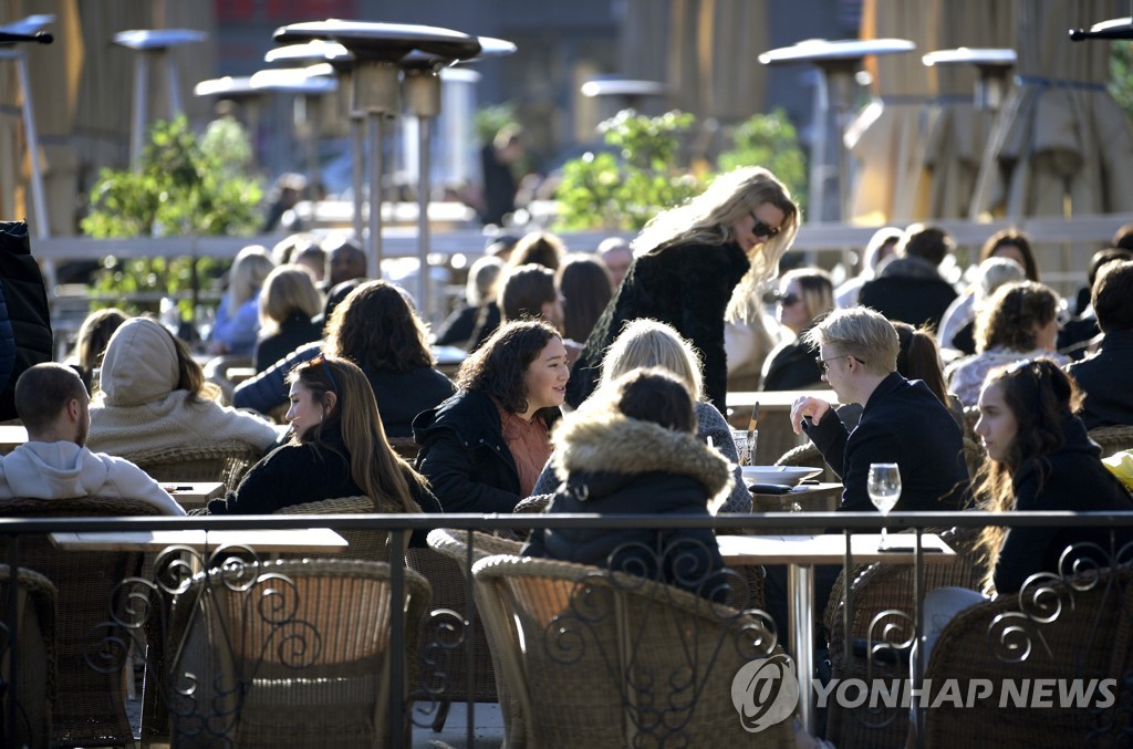 지난달 26일(현지시간) 스웨덴 수도 스톡홀름 시내 식당에 앉아있는 사람들. [EPA/Janerik Henriksson=연합뉴스 자료사진]