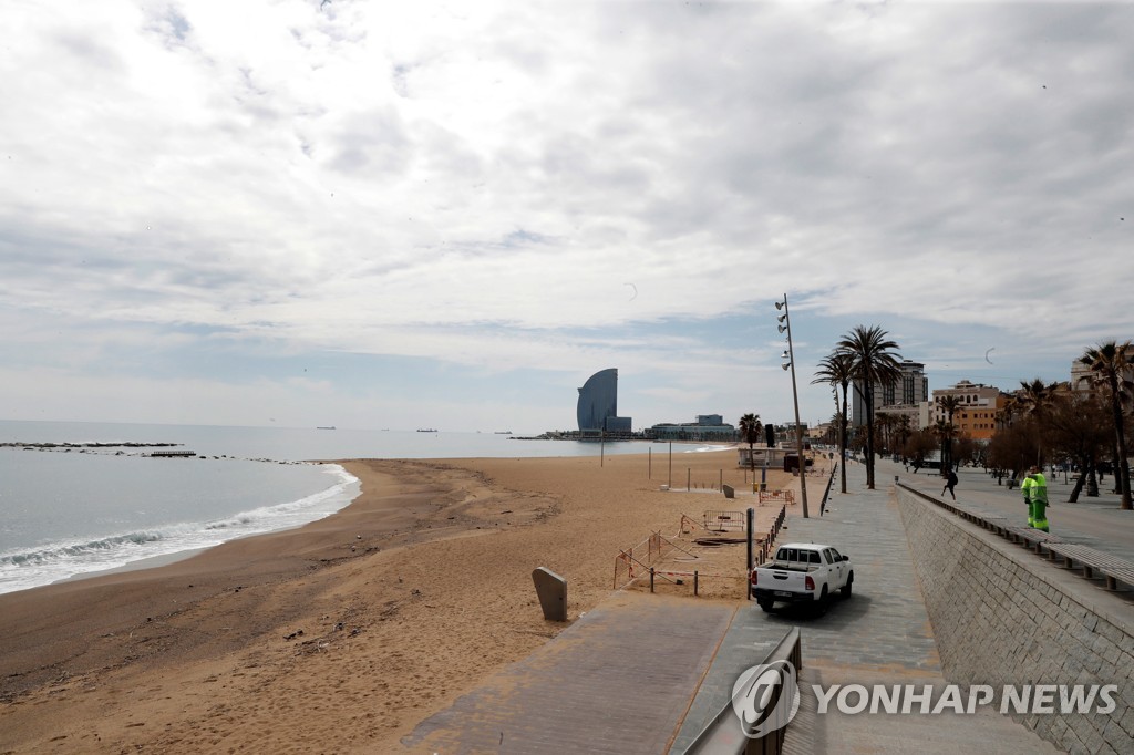 이동제한 조치로 바르셀로나의 한 해변이 텅 빈 모습 [EPA=연합뉴스]