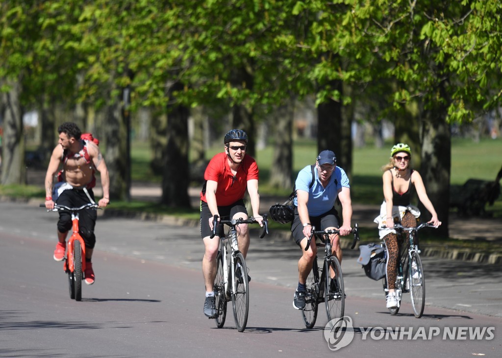 5일 런던 그리니치 공원에서 자전거를 타는 사람들의 모습. [EPA=연합뉴스]