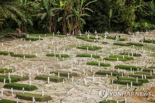 인도네시아에 있는 코로나19 사망자들을 안치한 공동묘지의 모습