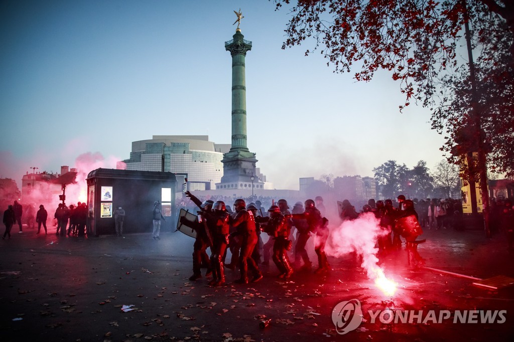 프랑스 보안법 제정에 반대하는 시위가 열린 파리 바스티유 광장