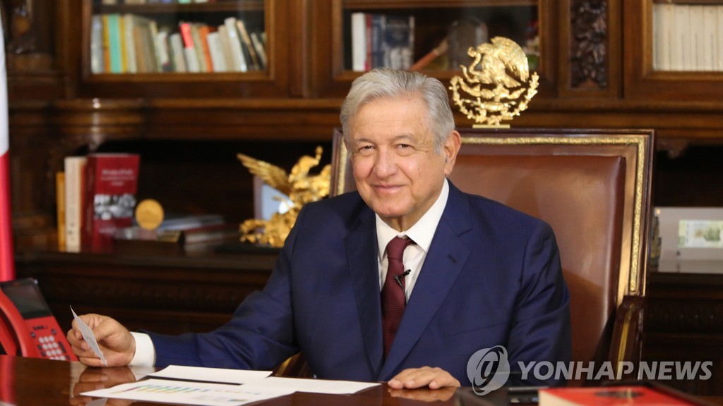 멕시코 대통령이 코로나 확진 이후인 25일(현지시간) 트위터에 올린 사진