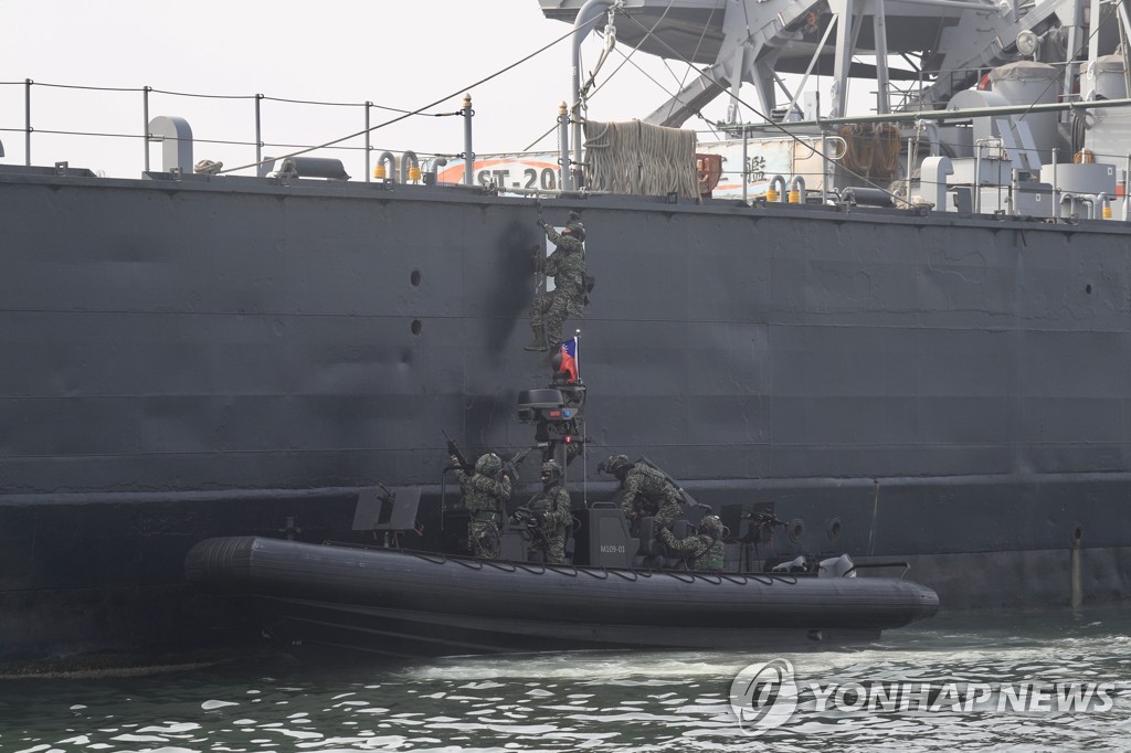 중국 군사 위협에 침투 방어 훈련 벌이는 대만 해군