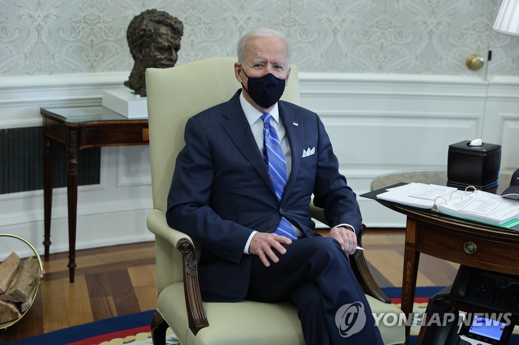 조 바이든 미국 대통령이 워싱턴DC 백악관에서 마스크를 낀 채 앉아있다.