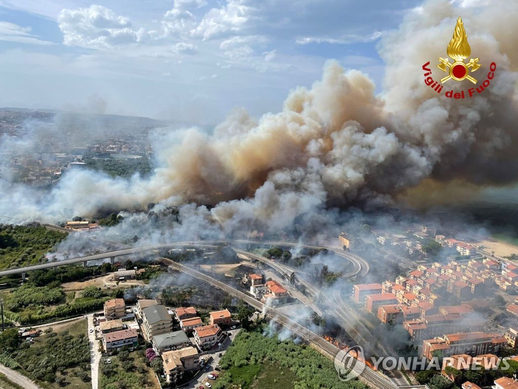 주거지 위협하는 이탈리아 산불[EPA=연합뉴스]