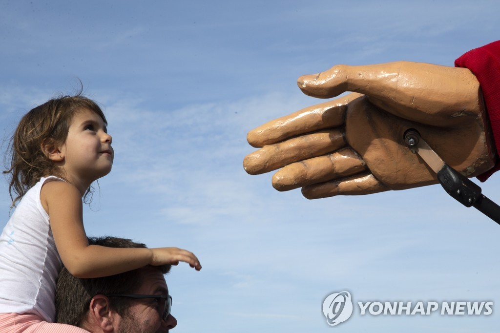 epaselect SWITZERLAND GIANT PUPPET AMAL REFUGEE