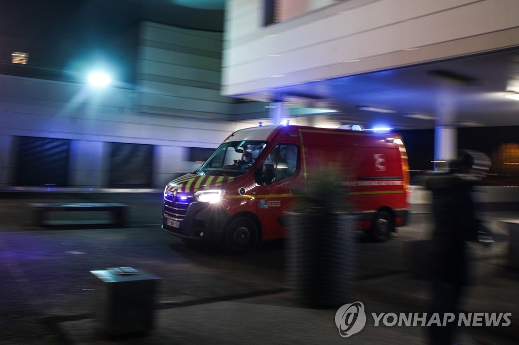 희생된 난민을 태운 구급차가 프랑스의 한 병원에 도착하는 모습. [EPA=연합뉴스] 2021. 11. 24. photo@yna.co.kr