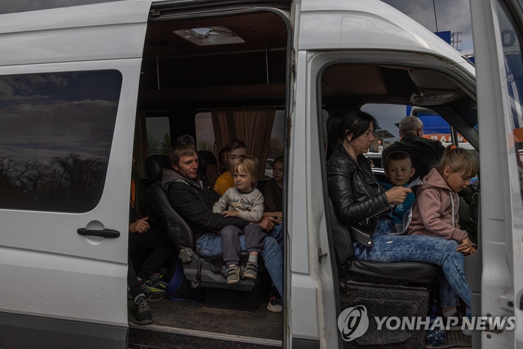 미니밴에 가득 탄 마리우폴 피란민들