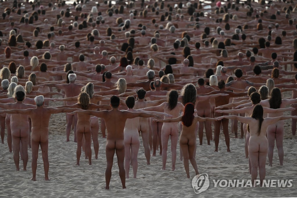AUSTRALIA SPENCER TUNICK NUDE BEACH INSTALLATION SYDNEY