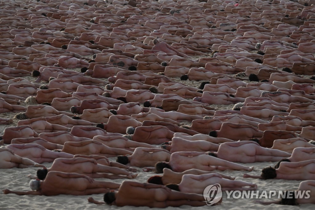AUSTRALIA SPENCER TUNICK NUDE BEACH INSTALLATION SYDNEY