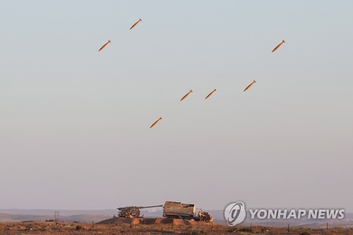 이스라엘 공군 F-15가 에어쇼에서 폭탄투하 시범을 보이는 모습