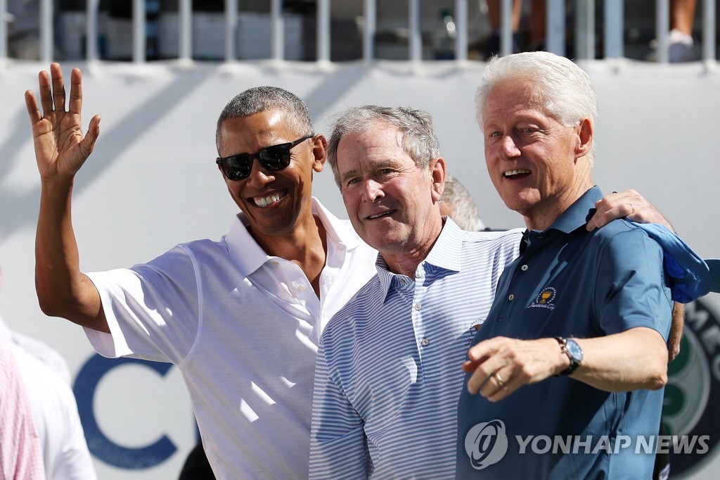 미국 전임 대통령인 버락 오바마(좌), 조지 부시(가운데), 빌 클린턴(우)의 2017년 모습