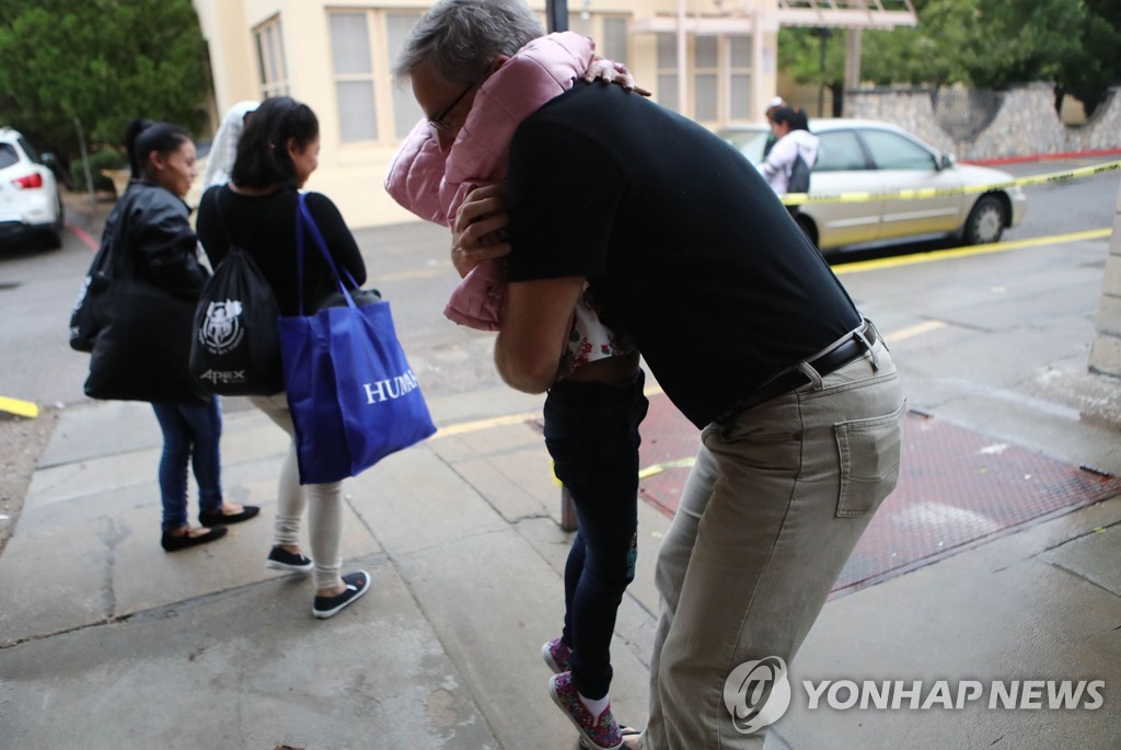 구금시설을 떠나는 아동을 안아주는 자원봉사자